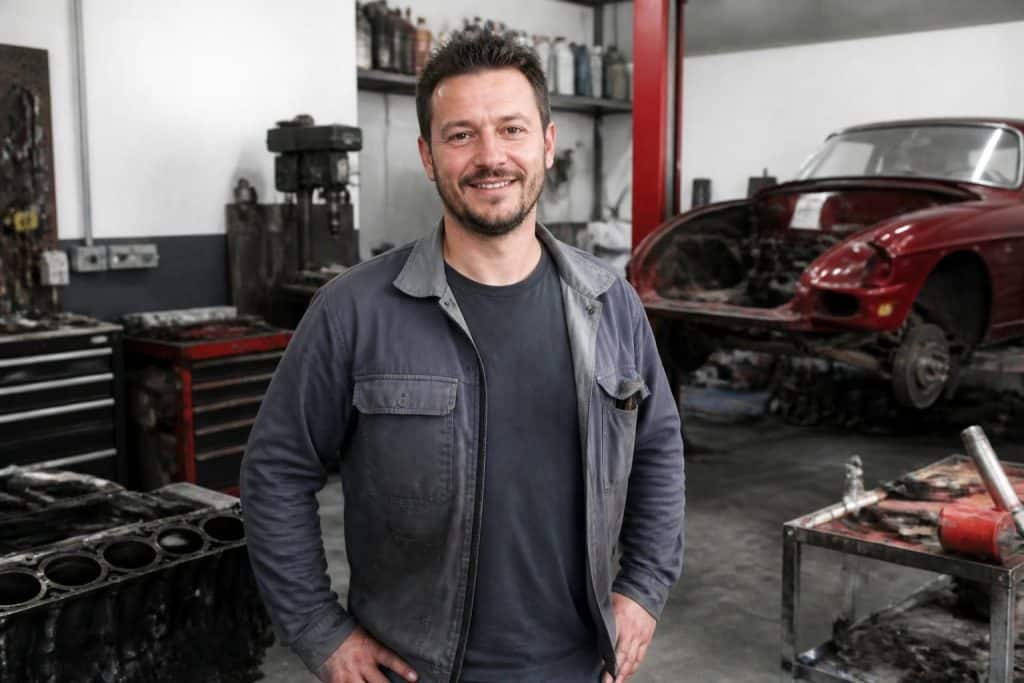 découvrez aurélien letheux, mécanicien expert et animateur passionné de wheeler dealers france, qui restaure des voitures anciennes avec savoir-faire et enthousiasme.