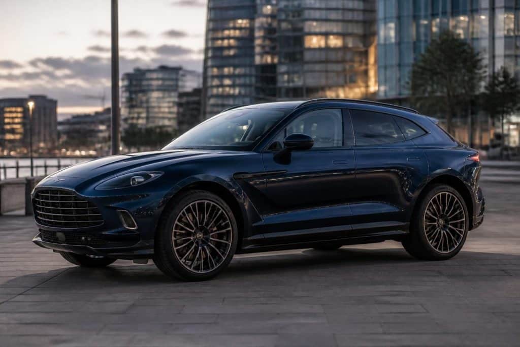 découvrez la aston martin dbx707 de squeezie : présentation complète, performances, design et caractéristiques techniques de ce suv de luxe unique.