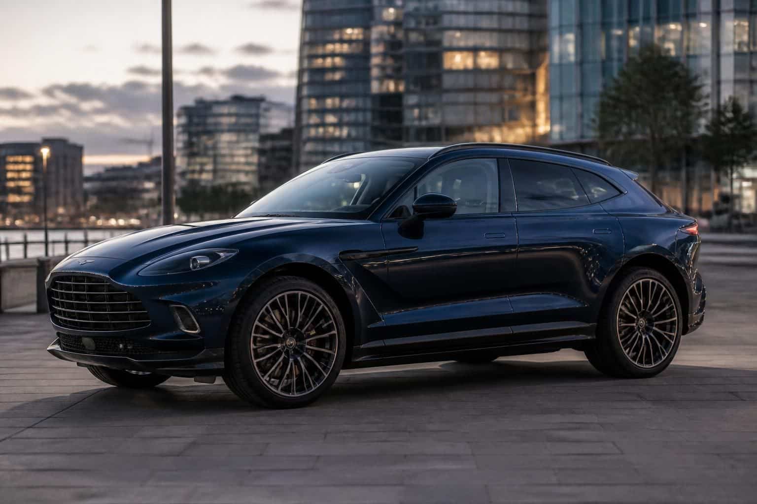 découvrez la aston martin dbx707 de squeezie : présentation complète, performances, design et caractéristiques techniques de ce suv de luxe unique.