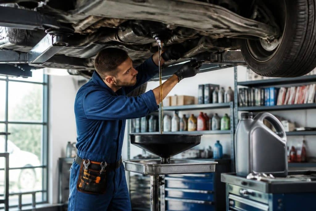 découvrez quand réaliser la vidange de votre voiture et à quelle fréquence changer l’huile moteur en fonction des kilomètres parcourus pour garantir la performance et la longévité de votre véhicule.