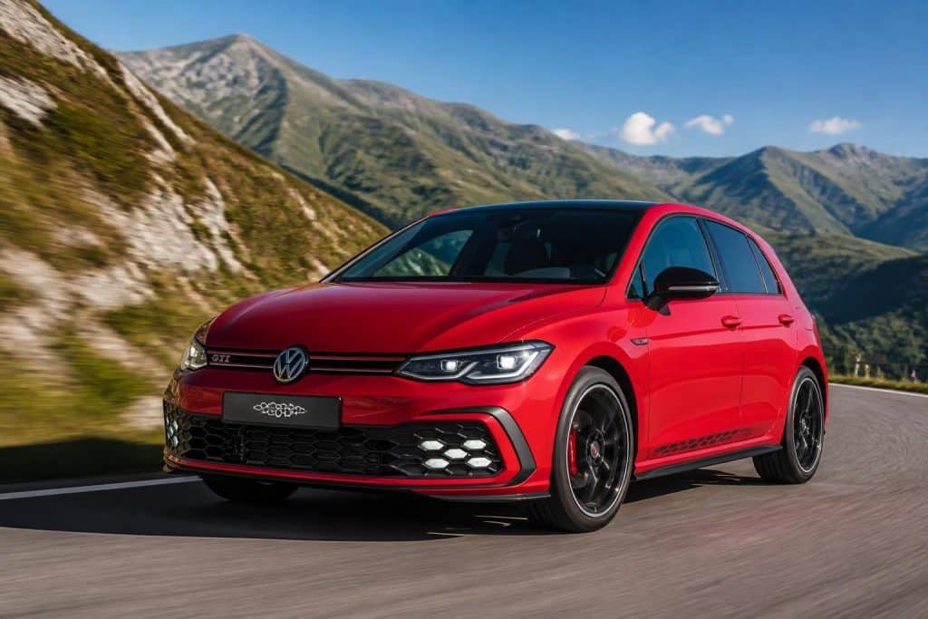 découvrez la volkswagen golf gti edition 50, une voiture alliant puissance et performance pour célébrer un anniversaire exceptionnel. profitez d'une conduite sportive et d'un design unique.