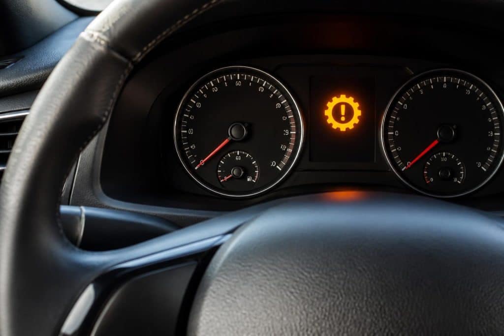 découvrez les causes, la signification et les solutions rapides pour le voyant volant orange de votre véhicule afin d'assurer votre sécurité et éviter les pannes.